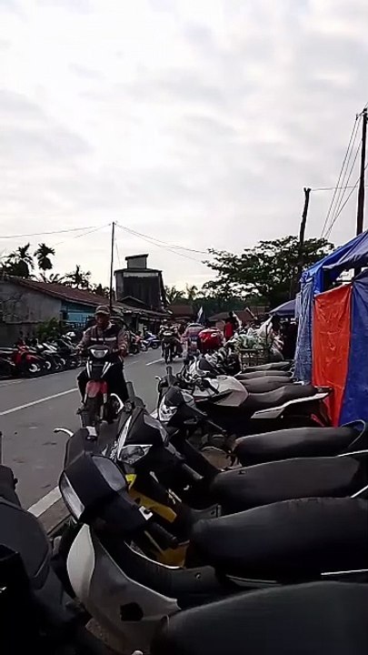 Parkiran motor di sepanjang jalan pasar Pekan Tua tertata rapi, sehingga tidak mengganggu pengguna jalan