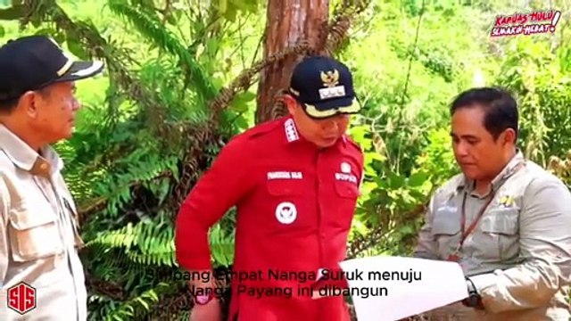 Bupati Kapuas Hulu di Provinsi Kalimantan Barat, Fransiskus Diaan dan Ketua DPRD Kabupaten Kapuas Hulu, tinjau ruas jalan Simpang Empat Nanga Suruk