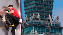 Hace historia jugándose la vida y escalando un rascacielos sin cuerdas ni arnés