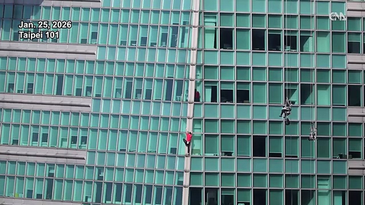 Regardez les images incroyables du grimpeur Alex Honnold qui a escaladé cette nuit sans sécurité l’un des plus hauts gratte-ciels du monde à Taïwan