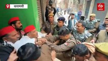 मणिकर्णिका विवाद: घाट जा रहे सपा डेलीगेशन को पुलिस ने रोका, सांसद से नोकझोंक, धरने पर बैठे