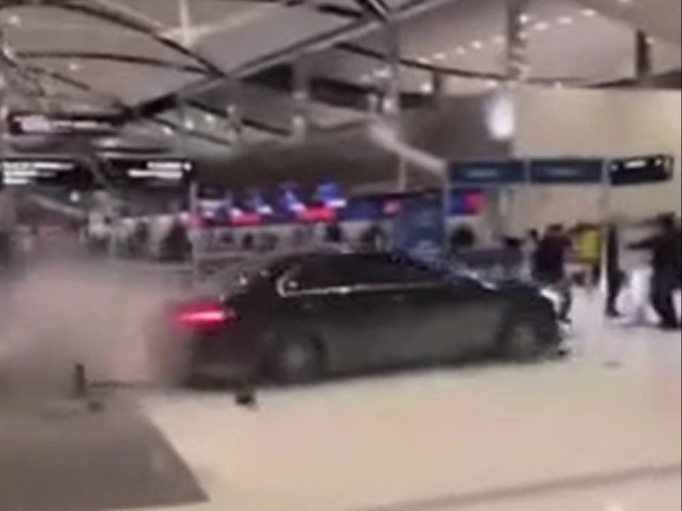 Flughafen detroit: auto kracht in delta-terminal