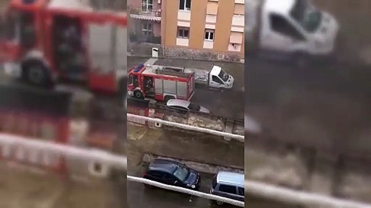 Sassari, auto in fiamme in pieno giorno