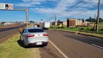 Motorista bate contra caminhão e capota na marginal da BR-277 em Cascavel