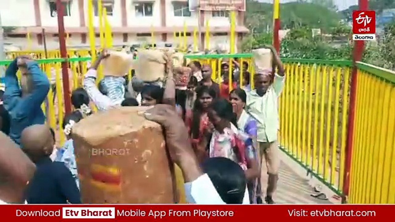 సమ్మక్క-సారలమ్మ జాతరకు పోటెత్తిన భక్తులు - జన సంద్రంగా మేడారం