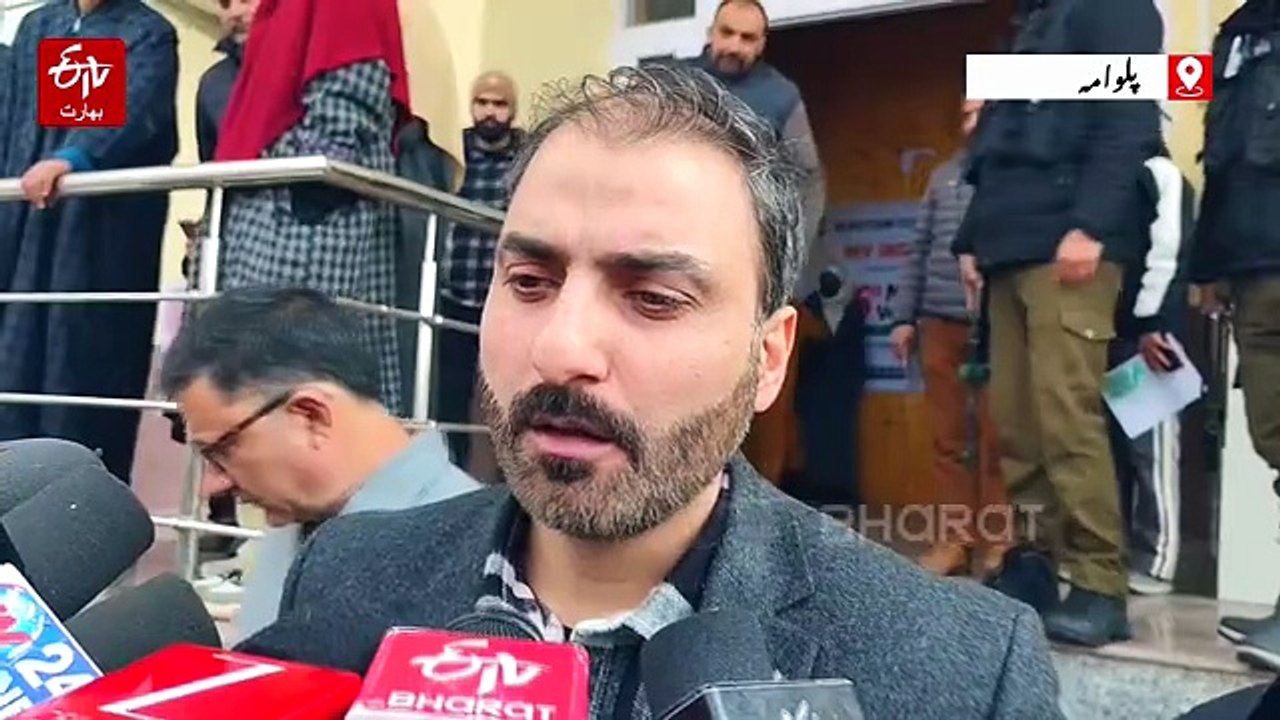 کشمیر میں شدید برفباری کے باعث کئی علاقے سڑک رابطے سے منقطع، انتظامیہ آمدرفت بحال کرنے میں مصروف