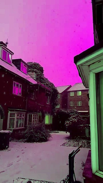 🌸 Ce ciel rose au-dessus de Birmingham n’a rien d’IA.
