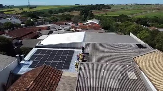 Imagens aéreas mostram como foi o resgate de pintor que sofreu descarga elétrica no Guarujá