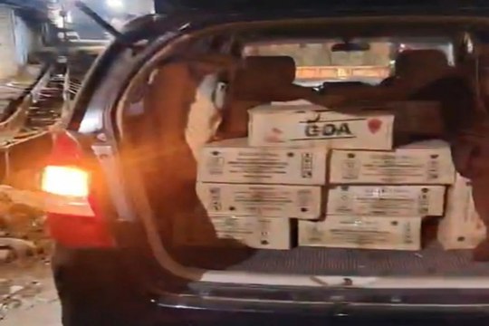 Liquor smuggling in Car: Video: प्रेस लिखी लग्जरी कार से की जा रही थी शराब की तस्करी, 1 गिरफ्तार, अंधेरे में एक फरार