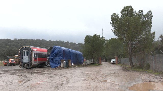 Trabajadores retiran por completo los trenes del accidente de Adamuz