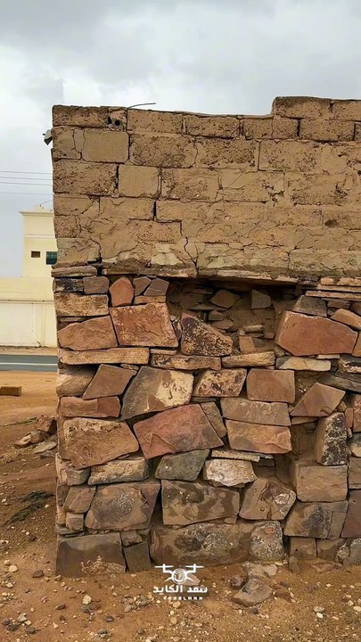 فيديو .. بيتٌ من حجر الأرض يصمد نصف قرن ويحكي قصة أقدم منازل العسافية بتيماء