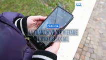 Francia, Macron chiede di vietare rapidamente l'uso dei social network ai minori di 15 anni