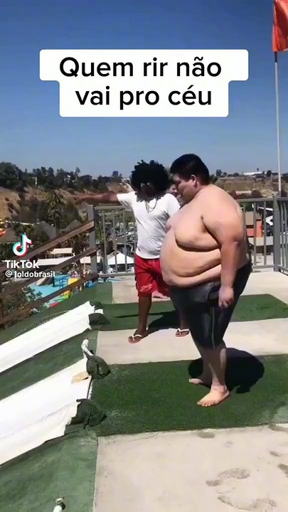 Ein dicker auf der wasserrutsche