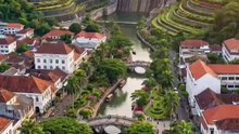 This is what a beautiful city under a large dam looks like.