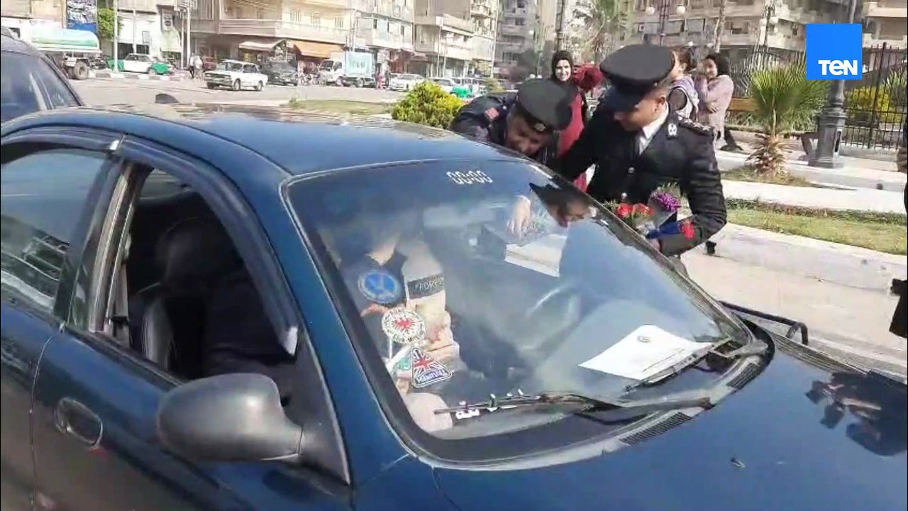مديرية أمن البحيرة توزع الورود على المواطنين احتفالا بعيد الشرطة الـ٧٤