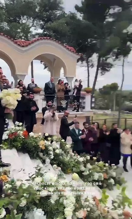 Ο Σάκης Κατσούλης αντικρύζει την Μαριαλένα Ρουμ...