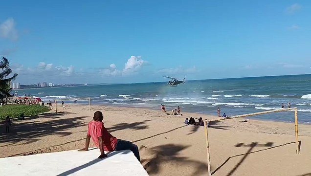 Bombeiros fazem buscas por pessoa desaparecida no mar da Jatiúca