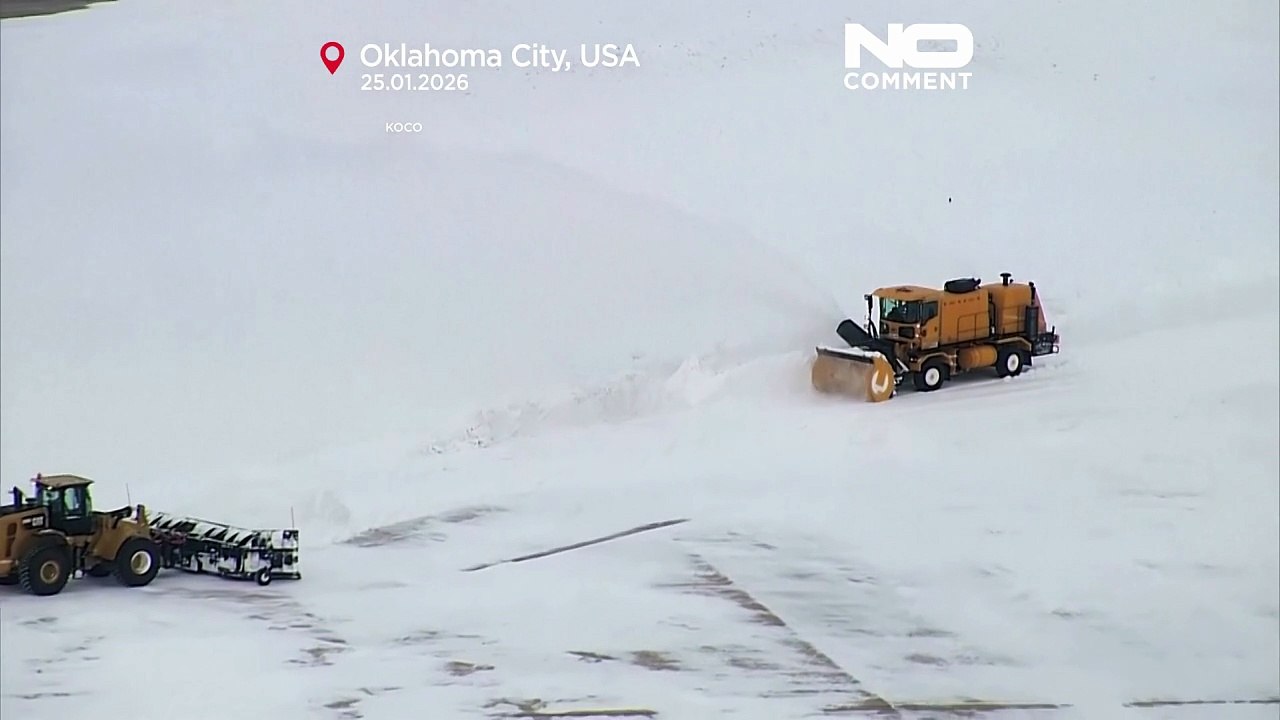 Images de drone : villes des États-Unis enneigées, engins de déneigement en action