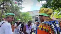 Les santeros cubains font des offrandes et prient les divinités pour la paix face aux crises