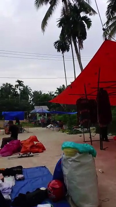 Persiapan para pedagang membuka lapak di pasar yang baru buka di du hari Senin sore.