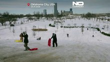 Зимний шторм в США превращает холмы в площадки для катания на санках