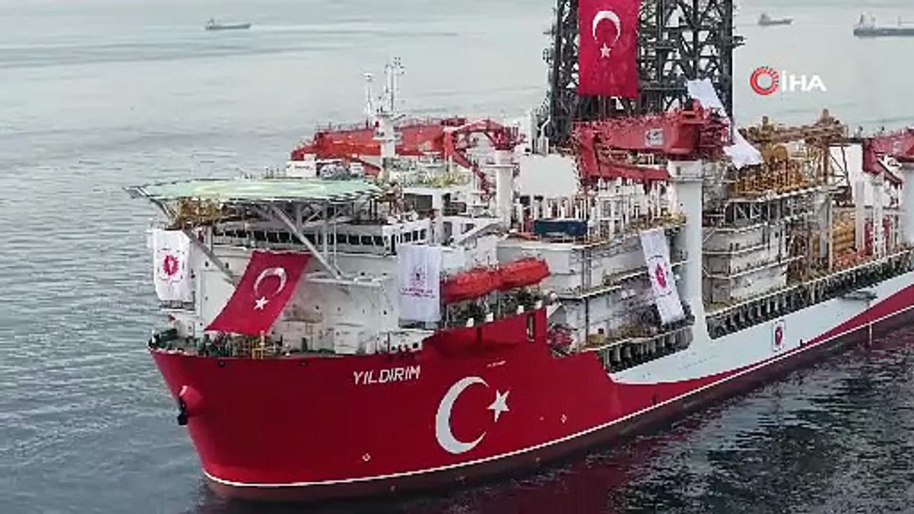 İstanbul Boğazı’na yaklaşan Türk sondaj gemisi böyle görüntülendi