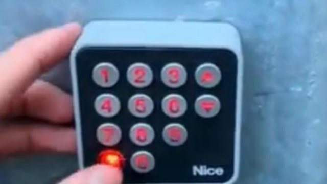 Tifoso entra allo stadio di Bergamo con il pin «1907», anno di fondazione dell'Atalanta: il video sui social