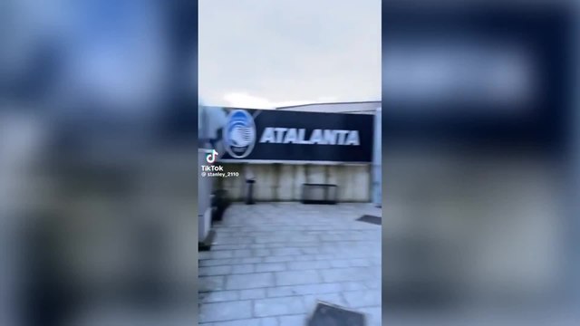 Tifoso entra allo stadio di Bergamo con il pin «1907», anno di fondazione dell'Atalanta: il video sui social