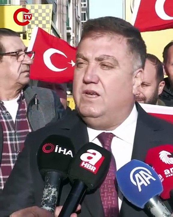 İzmir’de taksiciler Türk bayraklarıyla iş başı yaptı… İzmir Şoförler ve Otomobilciler Esnaf Odası Başkanı Özkan Al bayrağımız gönderden inmeyecek