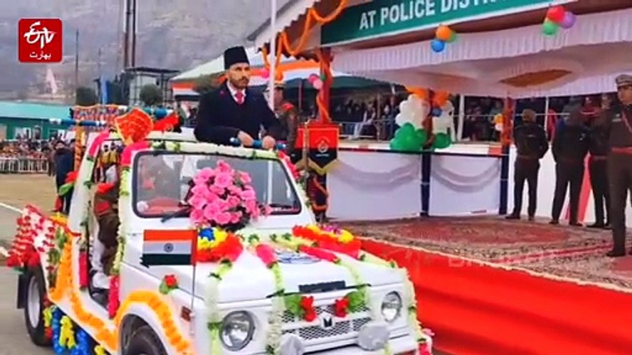 وادی کشمیر میں یوم جمہوریہ کی تقریبات: حکومت نے ریاست کا درجہ دینے کے مطالبے کا اعادہ کیا، سیاحوں کو کشمیر آنے کی دعوت دی