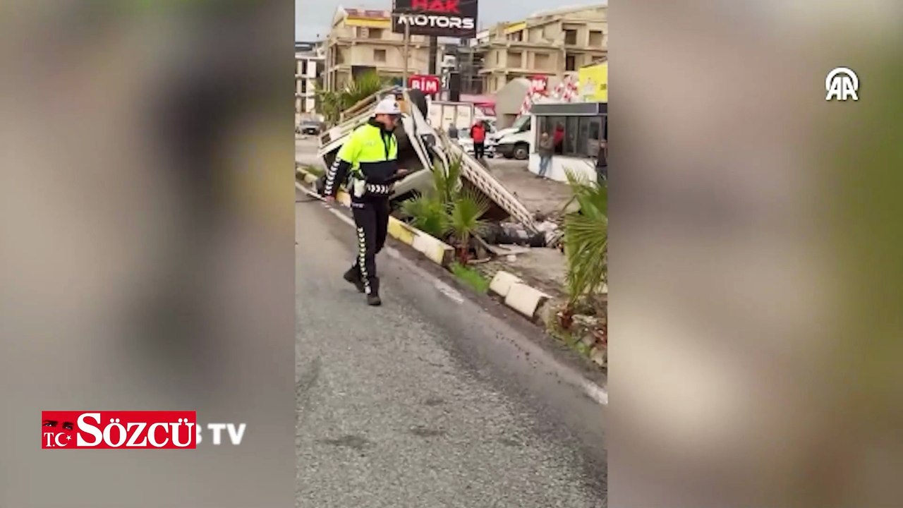 Balıkesir'de kamyonetin devrilmesi sonucu 2 kiş...