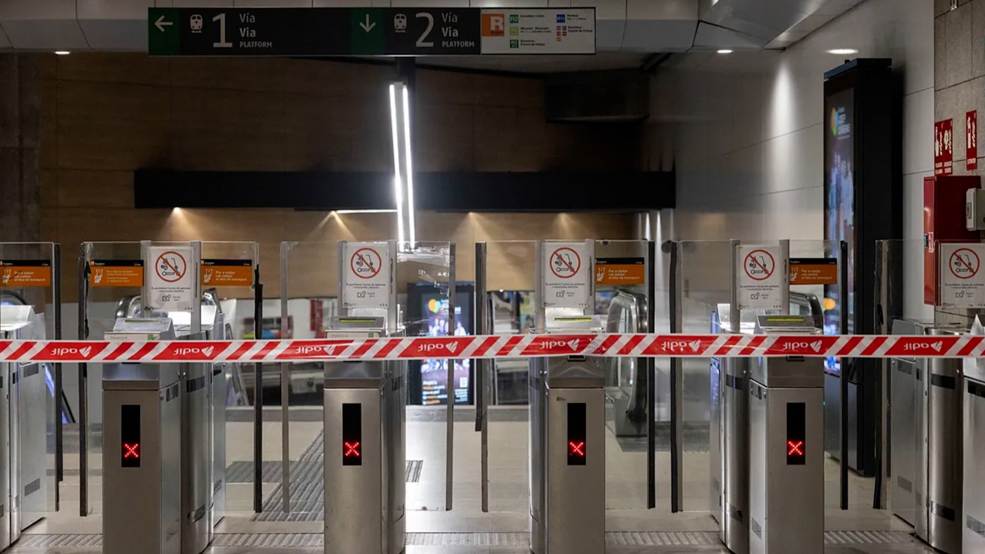 El servicio de Rodalies y Media Distancia de Catalu�a atraviesa su sexta jornada consecutiva de par�lisis, sumiendo a la red ferroviaria en un caos t�cnico que ha afectado de forma generalizada a miles de usuarios. La crisis se ha agudizado este lunes tras una ma�ana de interrupciones intermitentes provocadas por fallos en el centro de control centralizado de Adif, lo que ha llevado al Ministerio de Transportes a barajar hip�tesis de gravedad excepcional.