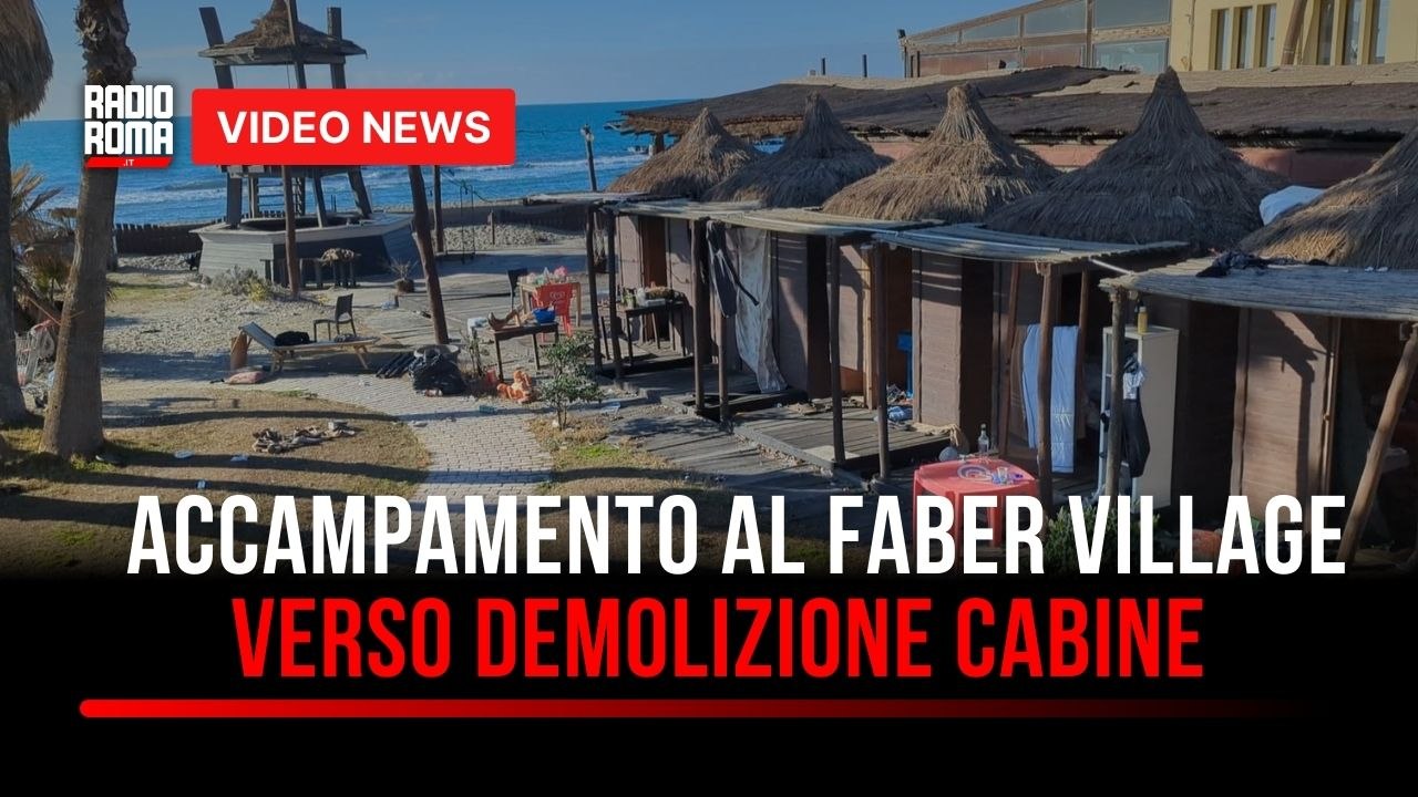 Ostia, accampamento sulla spiaggia del Village:sgombero e demolizione cabine