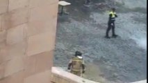 Un bombero del SEIS, este lunes, tratando de quemarse a lo bonzo en la Plaza Cardenal Belluga de Murcia.