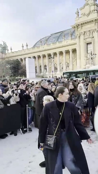 Vidéos - Sophie Marceau et sa fille Juliette Lemley - Arrivées au défilé Schiaparelli, au Petit Palais, en marge de la Fashion Week Haute Couture à Paris, France, le 26 janvier 2026.