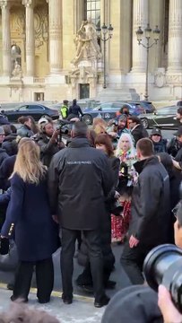 Vidéos - Sophie Marceau et sa fille Juliette Lemley - Arrivées au défilé Schiaparelli, au Petit Palais, en marge de la Fashion Week Haute Couture à Paris, France, le 26 janvier 2026.