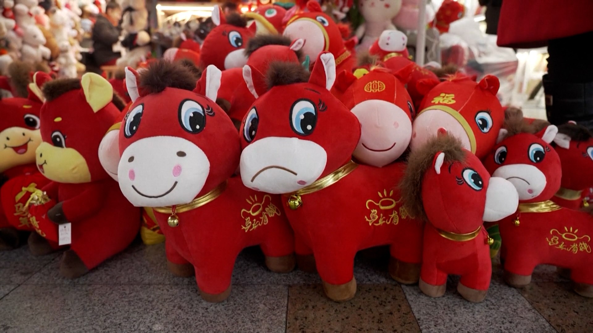 Lo que comenz� como un fallo menor en una cadena de producci�n industrial ha terminado convirti�ndose en un inesperado fen�meno de consumo en China. Un peluche, concebido originalmente para transmitir ternura y alegr�a y festejar el A�o Nuevo Lunar del Caballo de Fuego, sali� al mercado con una expresi�n notablemente melanc�lica debido a un error de fabricaci�n en el bordado de sus ojos y boca. El resultado: un mu�eco con apariencia abatida que, lejos de ser retirado, se ha transformado en un objeto de deseo.
Una multitud se agolpa en una peque�a tienda del mercado de Yiwu para hacerse con el suyo, ir�nicamente el local se llama 'Happy sister'. La empresa fabricante del peluche detect� inicialmente el defecto y valor� retirar el producto, pero las redes sociales se adelantaron y se llenaron de im�genes del mu�eco 'triste', atribuy�ndole emociones humanas y vincul�ndolo con el cansancio cotidiano, la presi�n laboral y la vida urbana moderna. En cuesti�n de d�as, el mu�eco pas� de ser un error industrial a un s�mbolo emocional de una generaci�n.
Las ventas se dispararon y el peluche agot� existencias en plataformas de comercio electr�nico. Algunos ejemplares incluso se revendieron a precios muy superiores a los originales. La compa��a, en un ejercicio de pragmatismo empresarial, decidi� mantener el dise�o defectuoso y relanzarlo como edici�n especial.
El caso demuestra, una vez m�s, que en la econom�a digital actual incluso los errores &mdash;si conectan emocionalmente con el p�blico&mdash; pueden convertirse en una estrategia de �xito. Especialmente cuando la tristeza, al parecer, tambi�n resulta entra�able.