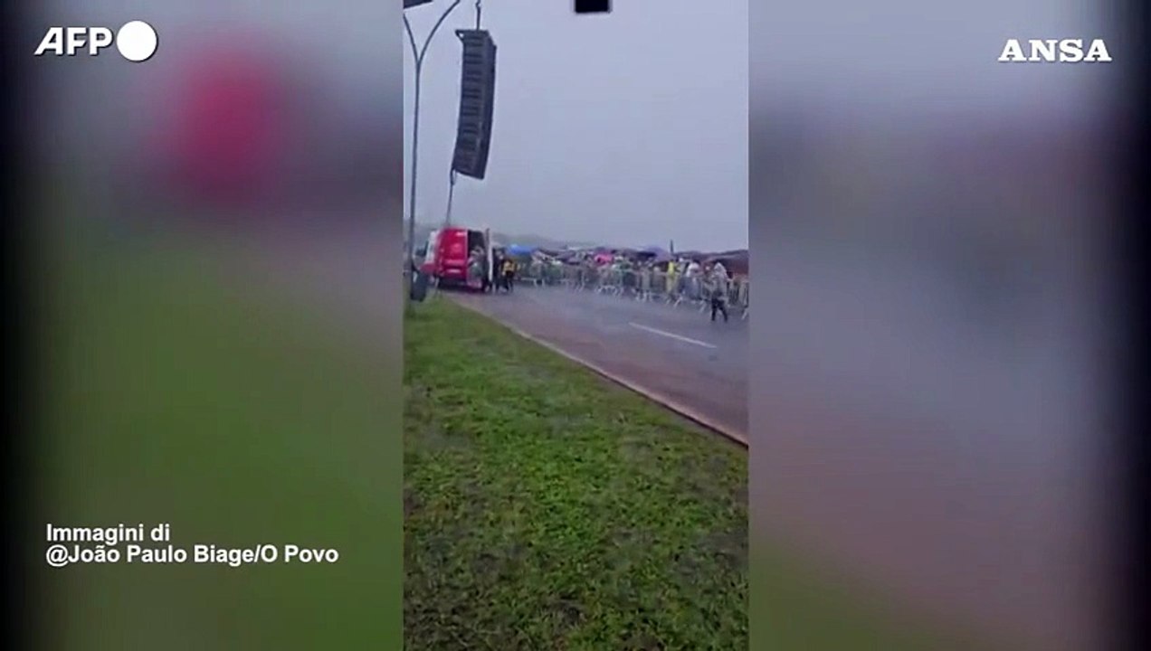 Brasile, il momento in cui un fulmine colpisce un raduno pro-Bolsonaro