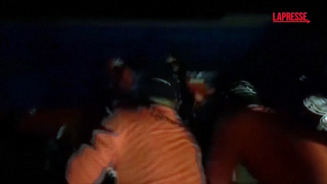 Filippine, affonda traghetto con 350 passeggeri: almeno 15 morti