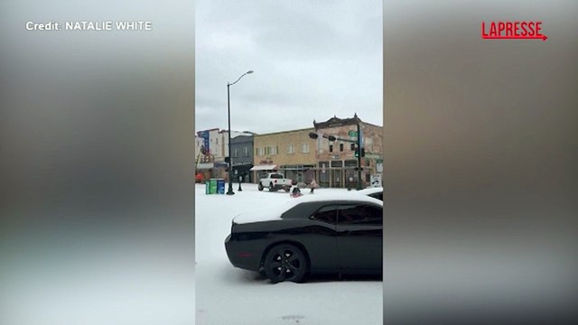 Texas, a Denton gli abitanti si divertono sulla neve con slitte improvvisate