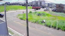 Câmera flagra momento em que carro capota e para embaixo de carreta em Cascavel