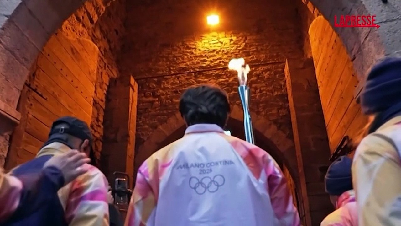 Milano-Cortina 2026, le star di 'Heated Rivalry' Hudson Williams e Connor Storrie portano la torcia olimpica