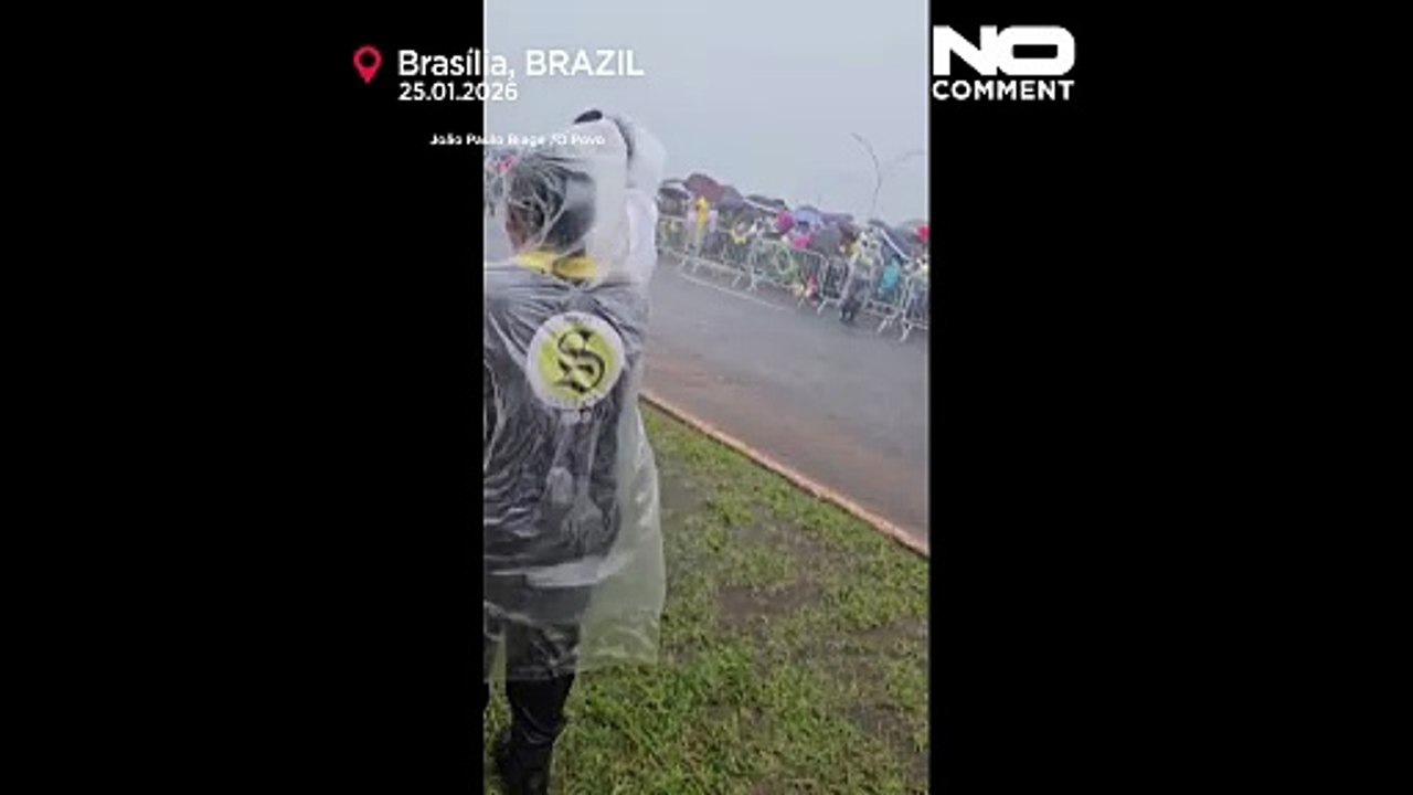 Video mostra il momento in cui un fulmine colpisce sostenitori di Bolsonaro in Brasile