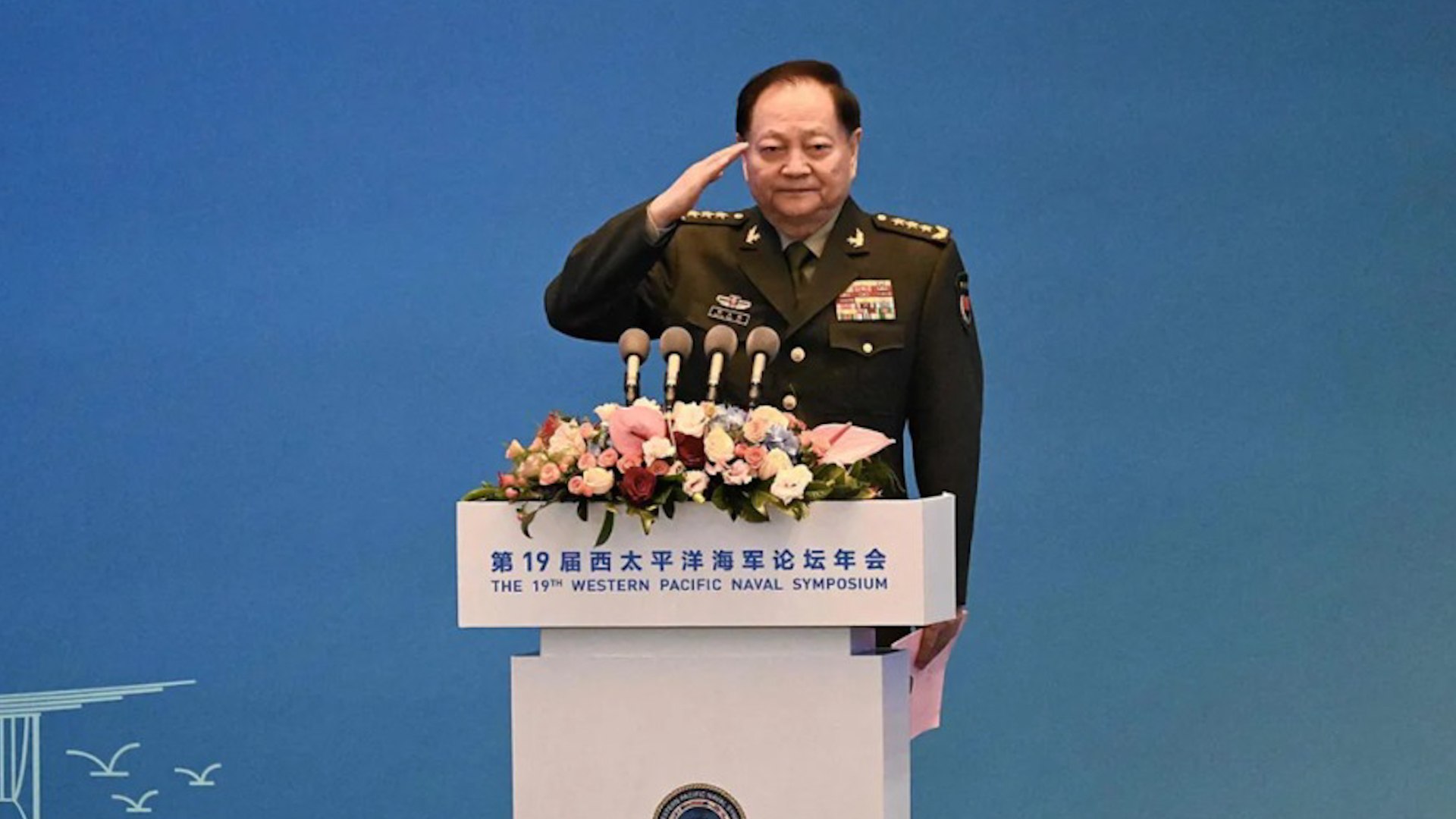 Heredero de una estirpe militar -su padre fue uno de los generales fundadores del Ej�rcito Popular de Liberaci�n (EPL)-, veterano del conflicto con Vietnam en 1979 y aliado de Xi Jinping desde la infancia, Zhang Youxia encarnaba una combinaci�n poco com�n de pedigr� revolucionario, experiencia en combate y fidelidad pol�tica. Precisamente por eso, su desplome trasciende la habitual campa�a anticorrupci�n y marca un momento clave en la reconfiguraci�n del poder castrense en China.
El anuncio oficial, difundido el s�bado pasado por los medios estatales, fue escueto y deliberadamente neutro: Zhang, de 75 a�os y vicepresidente de la Comisi�n Militar Central (CMC), m�ximo �rgano de mando del ej�rcito, estaba siendo investigado por "graves violaciones de la disciplina". Se trata del mismo eufemismo empleado en la purga de decenas de altos mandos en los �ltimos a�os. Al d�a siguiente, en un editorial inusualmente severo, el Diario del EPL, �rgano oficial de las fuerzas armadas, acus� al general de "pisotear gravemente" el sistema de responsabilidad que concentra el poder �ltimo en el presidente de la CMC, Xi Jinping, y de fomentar conductas que ponen en riesgo el control absoluto del Partido Comunista Chino (PCCh) sobre el ej�rcito.
Durante d�as no se conocieron m�s detalles, hasta que el hermetismo habitual de las purgas militares en Pek�n se quebr� con una exclusiva del Wall Street Journal. Seg�n el diario, Zhang -el oficial de mayor rango del pa�s- habr�a sido acusado de filtrar informaci�n sensible sobre el programa nuclear chino a Estados Unidos. Adem�s, estar�a bajo investigaci�n por aceptar sobornos y por crear "camarillas pol�ticas", un t�rmino utilizado con frecuencia para aludir a redes internas de poder que socavan la cohesi�n del Partido desde el seno de la influyente CMC.
Las pesquisas tambi�n se extienden a su papel como supervisor del organismo encargado del desarrollo y la adquisici�n de armamento, una agencia dotada de un presupuesto colosal destinado a cumplir la ambici�n de Xi de contar con unas fuerzas armadas modernas y plenamente operativas. De acuerdo con las informaciones, el veterano general habr�a recibido importantes sumas de dinero a cambio de facilitar ascensos dentro de las oficinas responsables de estas adquisiciones.