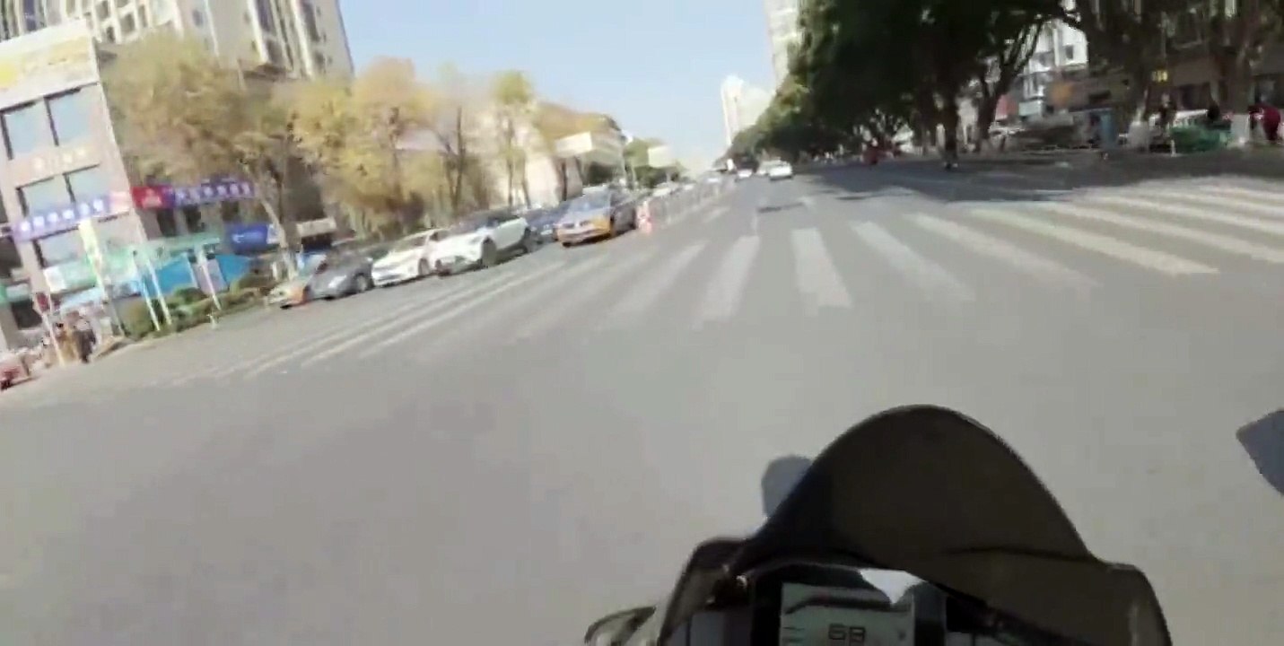 Ce motard va avoir beaucoup de chance dans son malheur