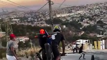 Il fait un wheelie à moto... sans sa roue arrière