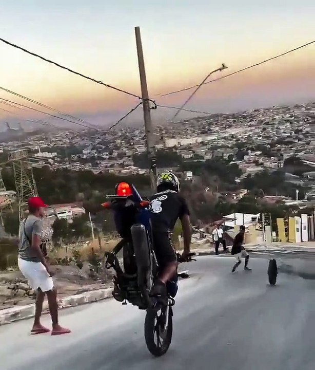 Il fait un wheelie à moto... sans sa roue arrière