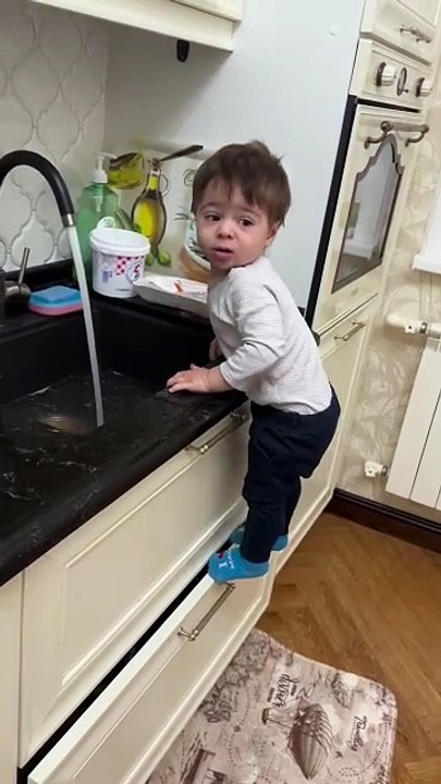 Un enfant se lave les mains #fail