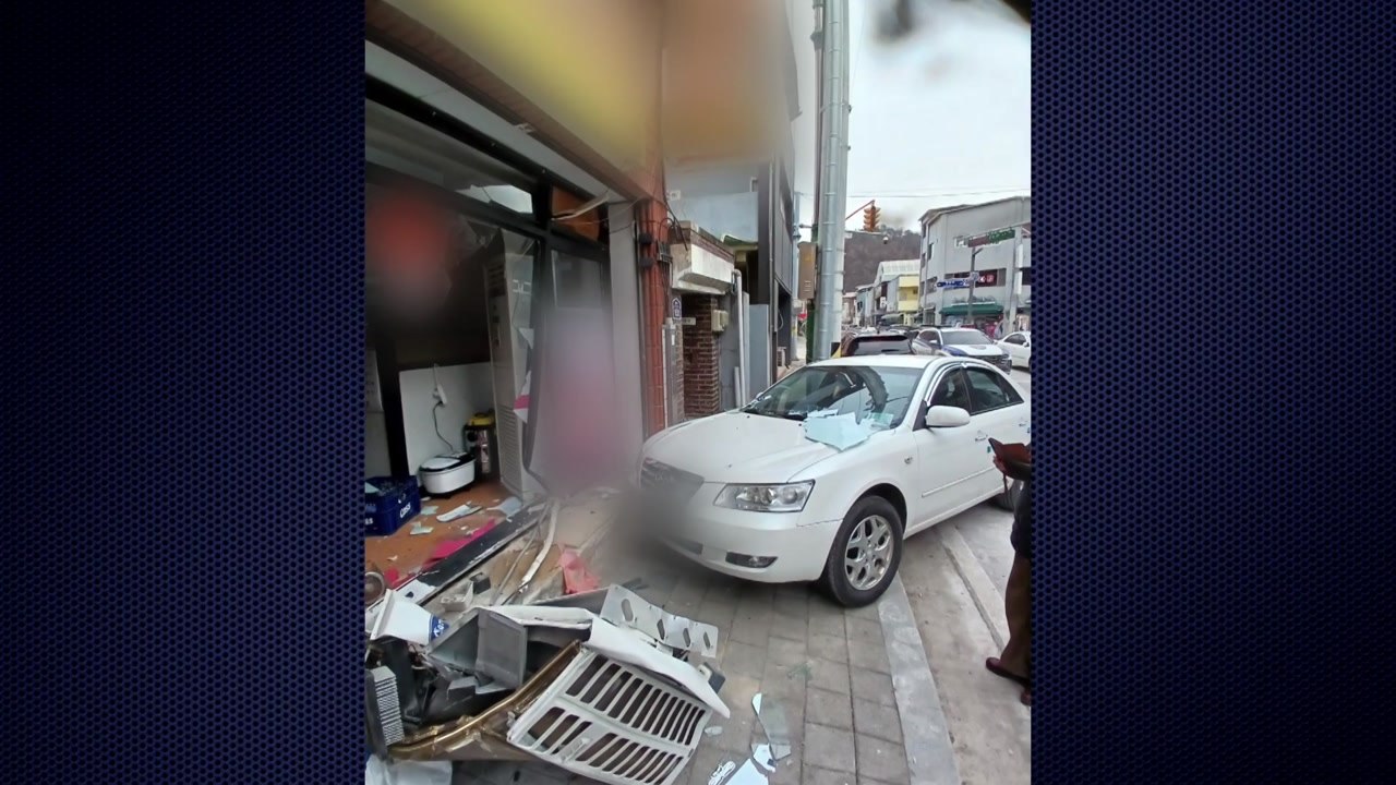 충북 단양 70대가 몰던 승용차 상가 돌진...1명 다쳐 / YTN