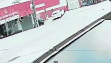 Veja momento que carro atinge e destrói fachada de loja no Santa Cruz